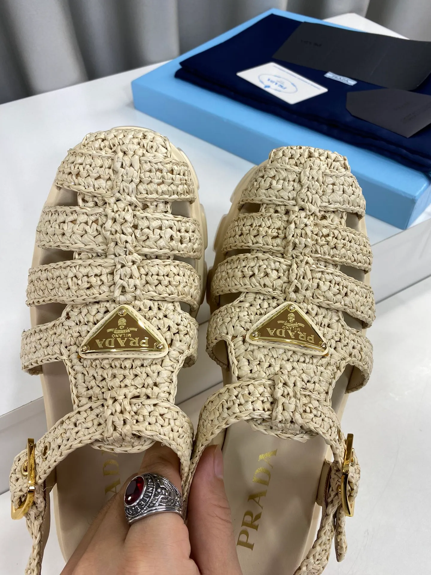 👟👟Ex-factory price 600👟👟 Prada’s latest bamboo cage weaving thick-soled triangle buckle sandals☑️ Latest environmentally friendly PP material, fully handmade crochet, just like knitting sweaters, slow work and meticulous work, retro fashionable thick-soled shoes, with woven uppers, making the whole pair of shoes light and comfortable, bright colors, satisfying a variety of choices for fashionable people with different styles! The iconic metal triangle logo is paired with the shape of ancient beach sandals. Every design element is fashionable! Size: Women's 35-39 (34, 40, custom-made, non-returnable) Full set of counter original packaging